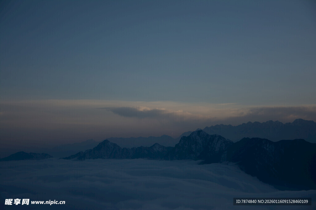 云海之上的山峦暮色