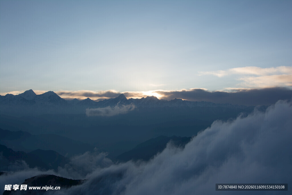 云海之上的壮丽日出景观