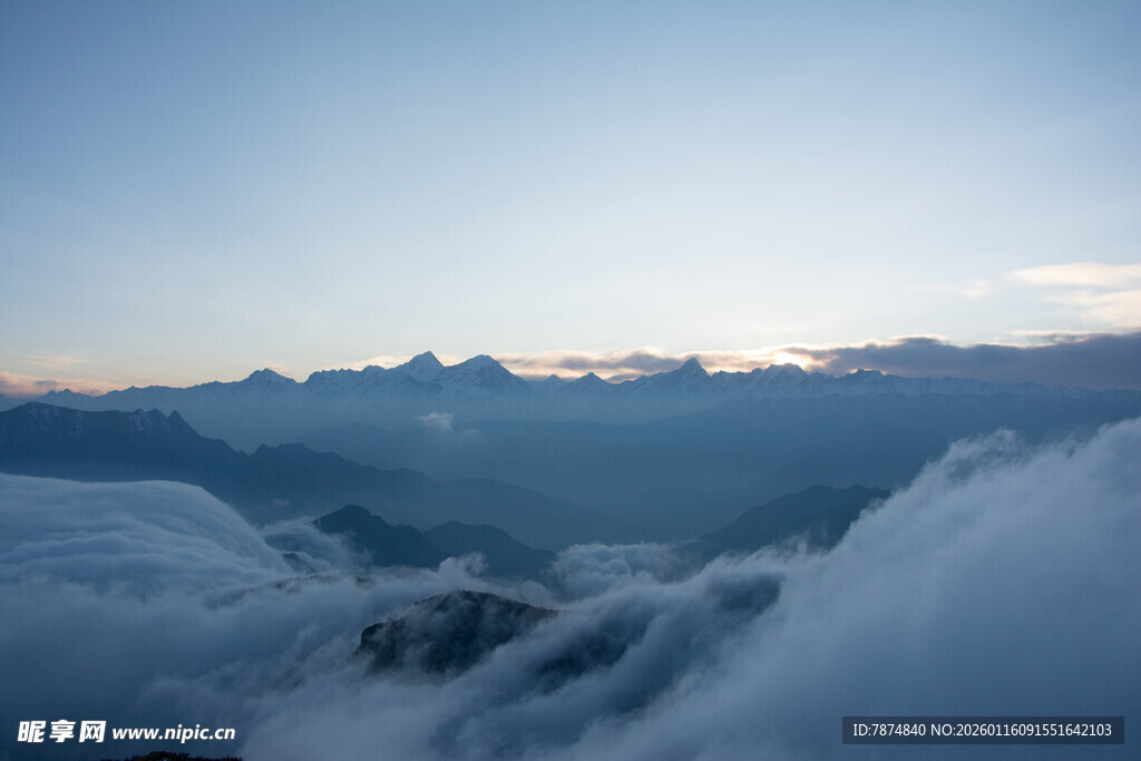 云海之上的壮丽山峦景色