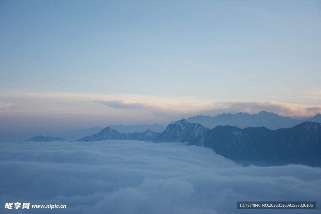 云海之上的壮丽山景