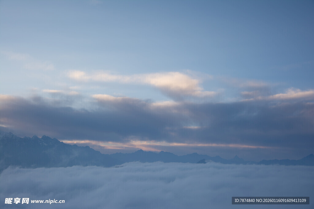 云海之上的梦幻天空景色