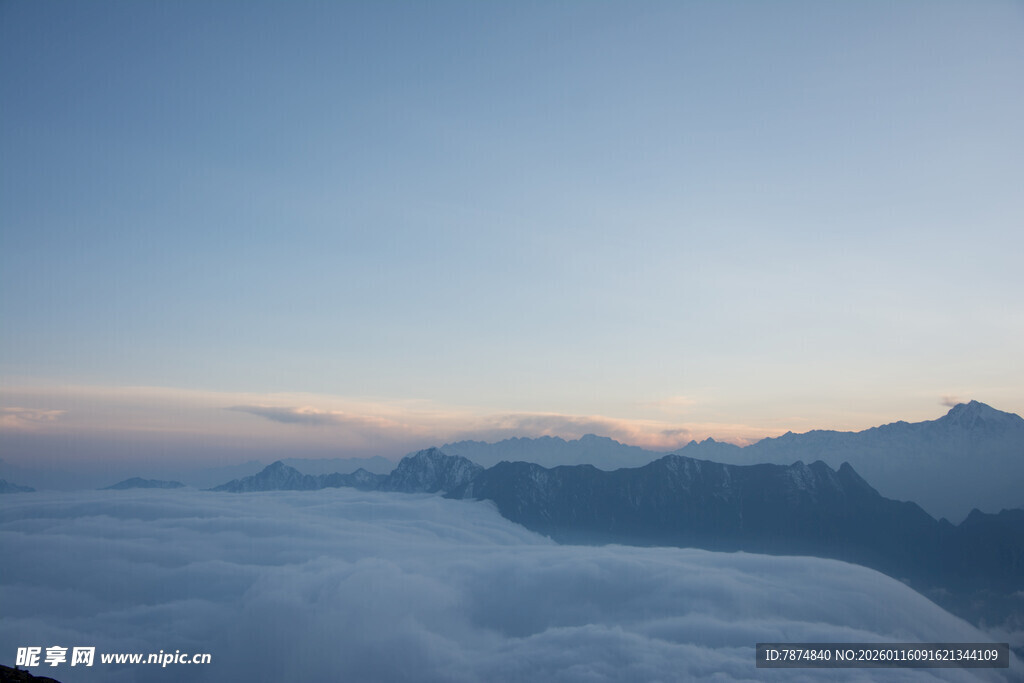 云海之上的壮丽山景