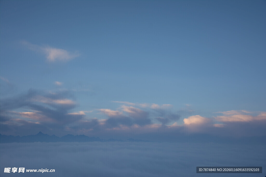 蓝天飘着几朵绚丽云彩