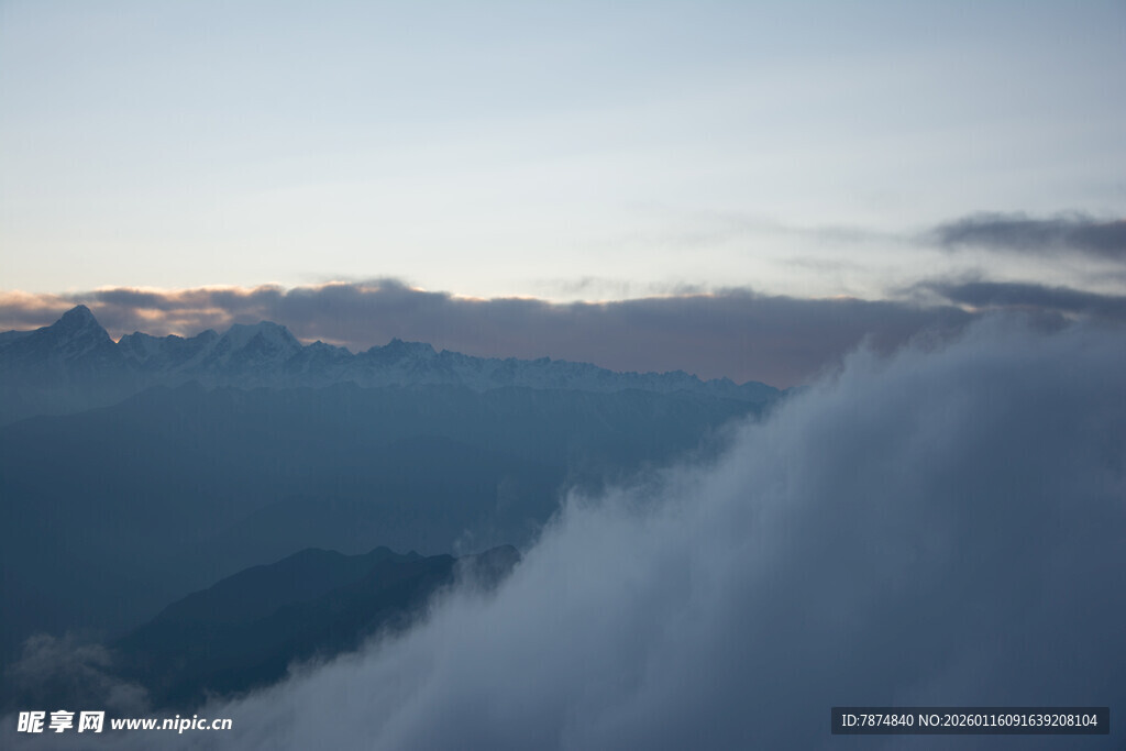 云海之上的壮丽天际线