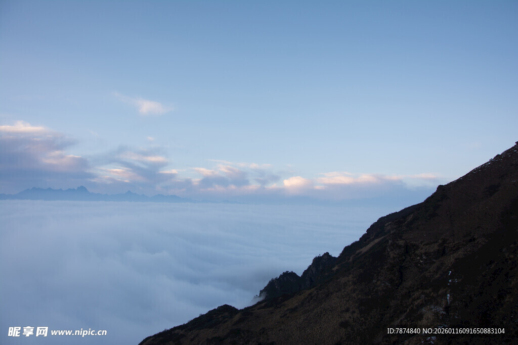 山巅云海 天际梦幻之景