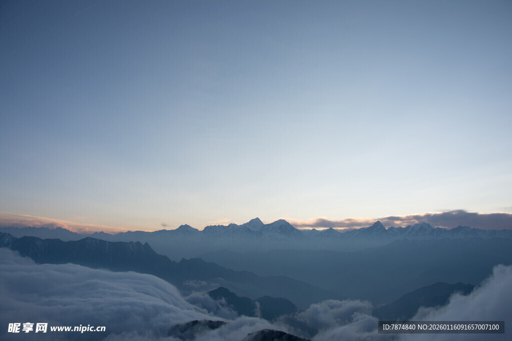云海之上的壮丽曙光