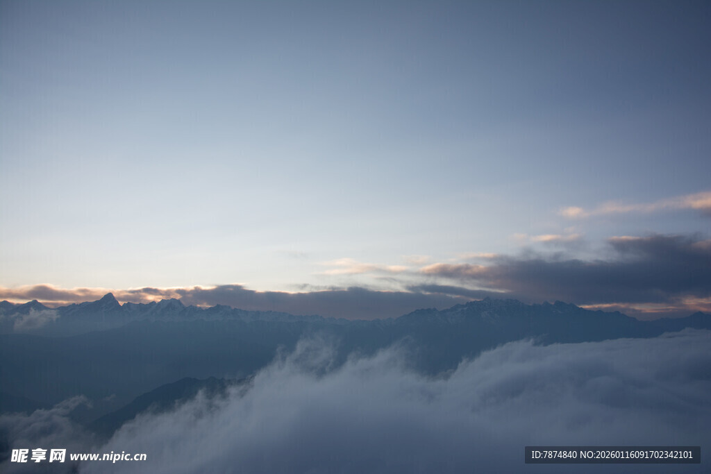 云海之上的壮丽天空景观