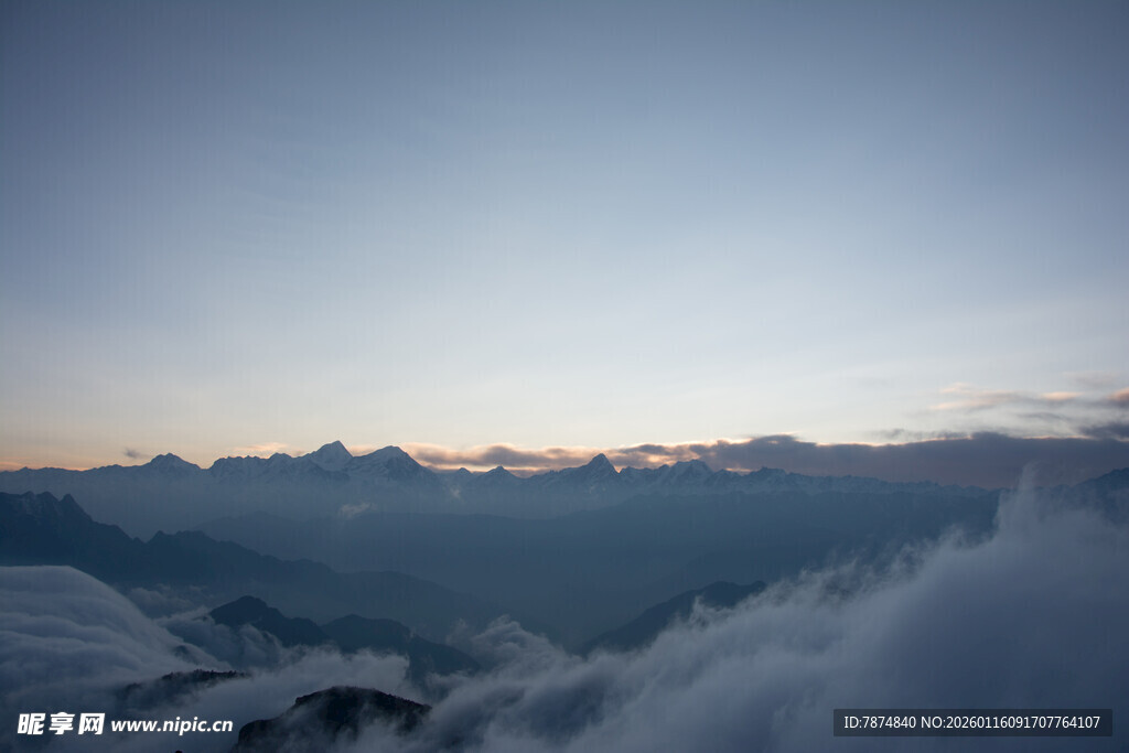 云海之上的壮丽山景