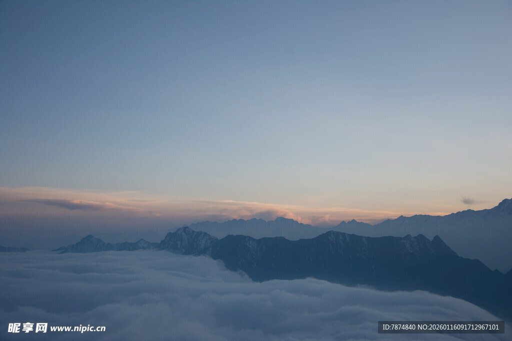 云海之上的壮丽山景
