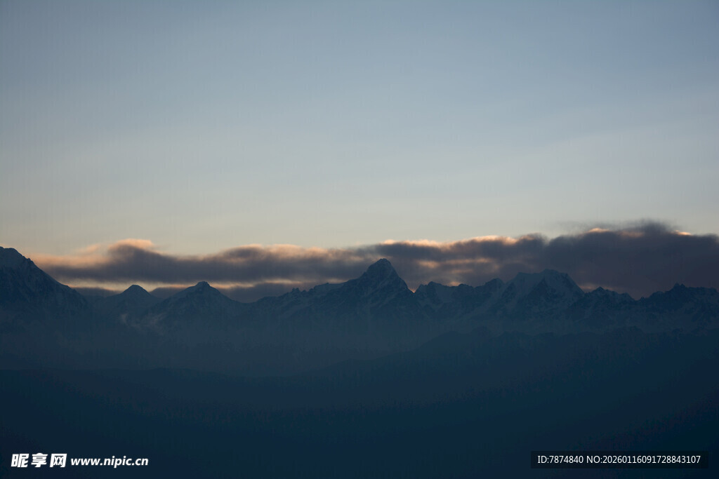 日出时分的壮丽山峦