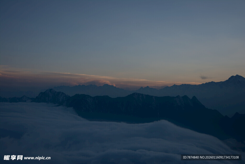 黄昏下的雪山壮丽景观