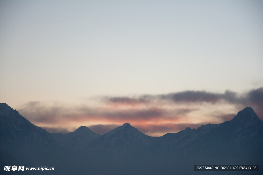黄昏下的连绵山脉