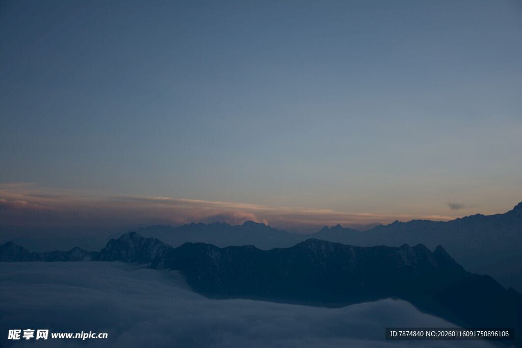 云海之上的壮丽山景