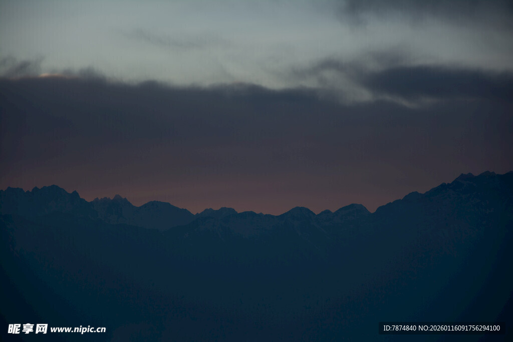 黄昏下的连绵山脉