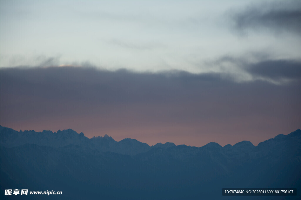 黄昏下的山峦景色
