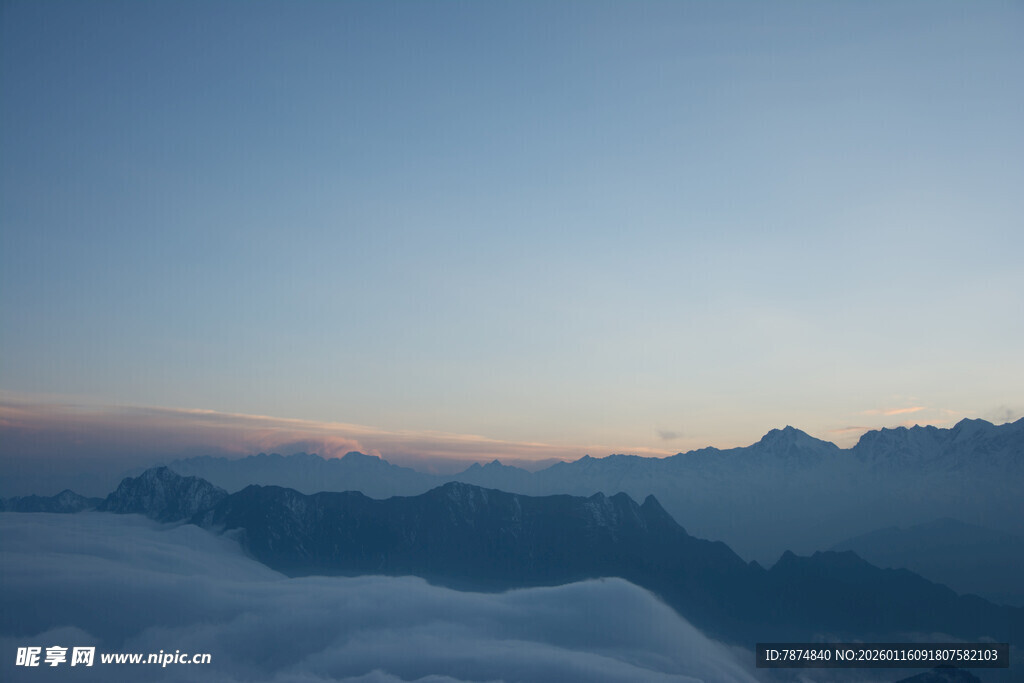 云海之上的壮丽山景