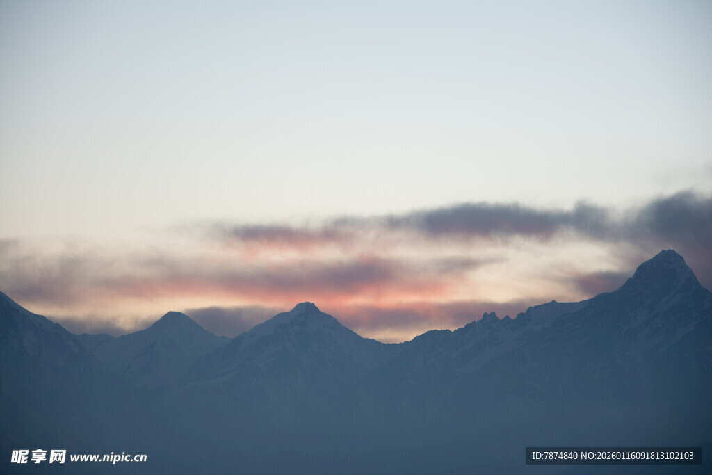 日出时分的壮丽山峦