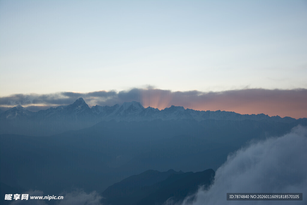 壮丽云海中的山峦日出