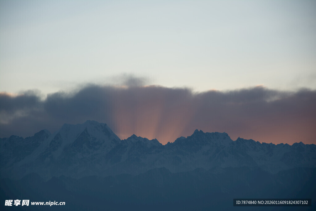 壮丽山景与天边绚烂霞光