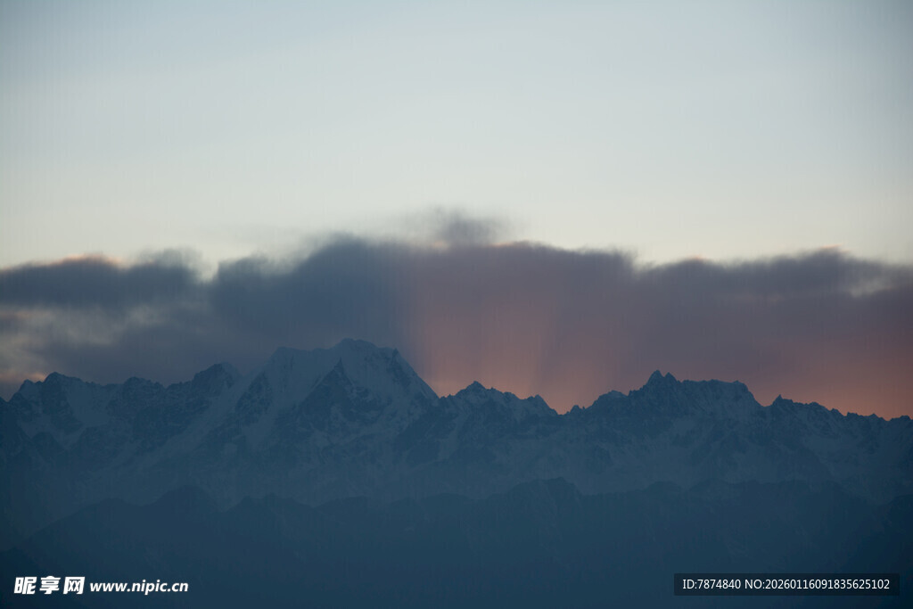 夕阳下的壮丽山脉