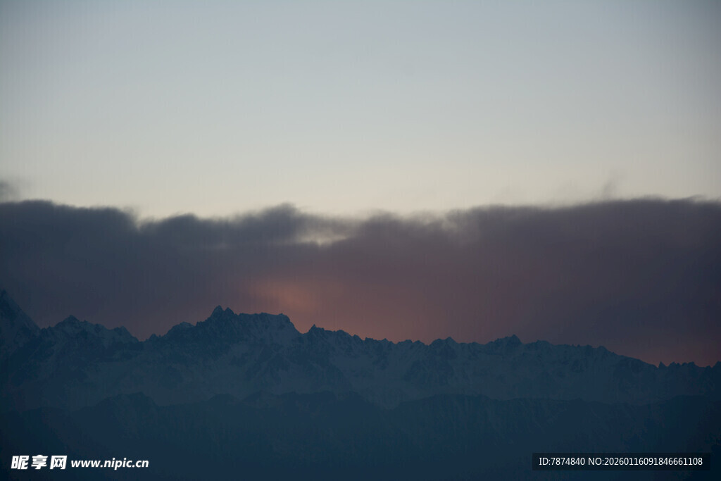 黄昏下的山峦与天边云霞