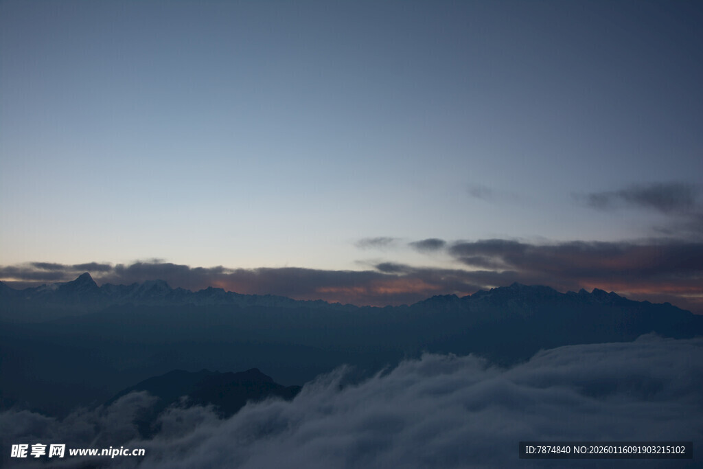 云海之上的壮丽天空