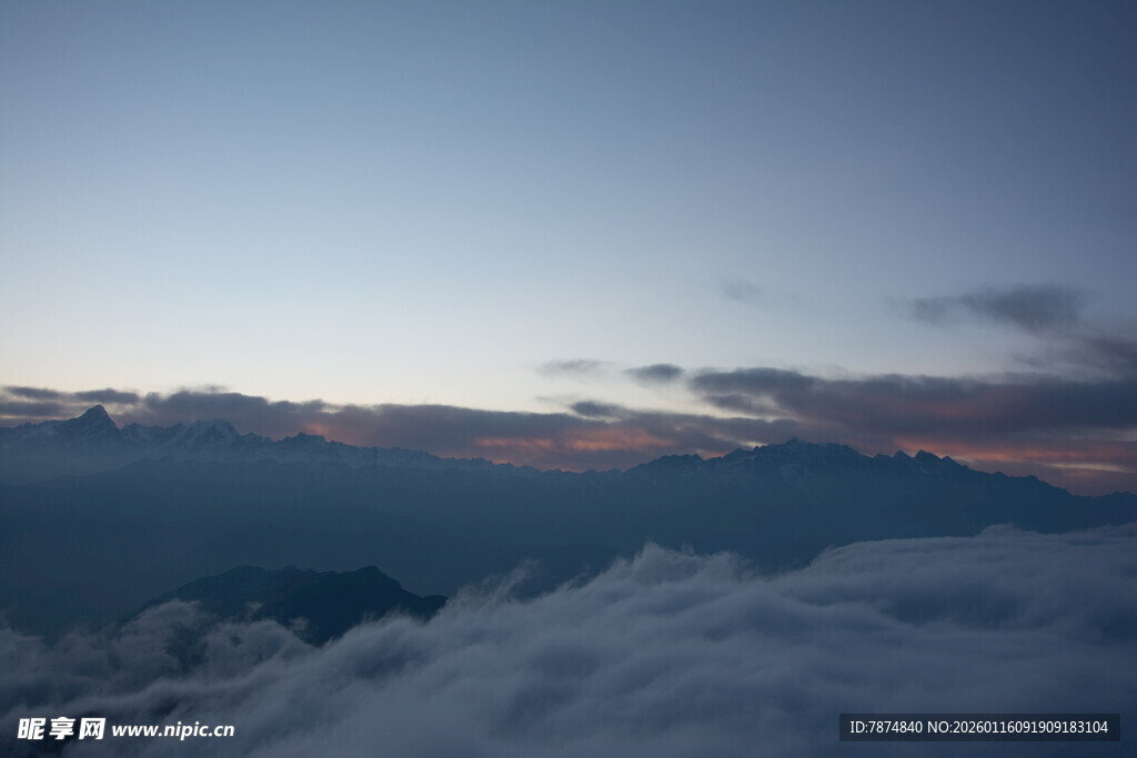 云海之上的绚丽天际