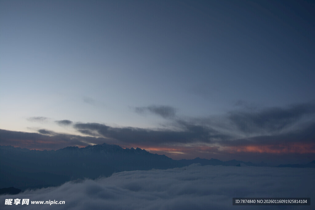 高空云海间的绚丽霞光