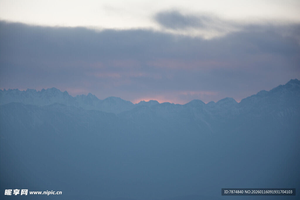 山间暮色 天边一抹霞光