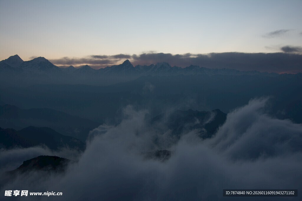 云海之上的壮丽山景