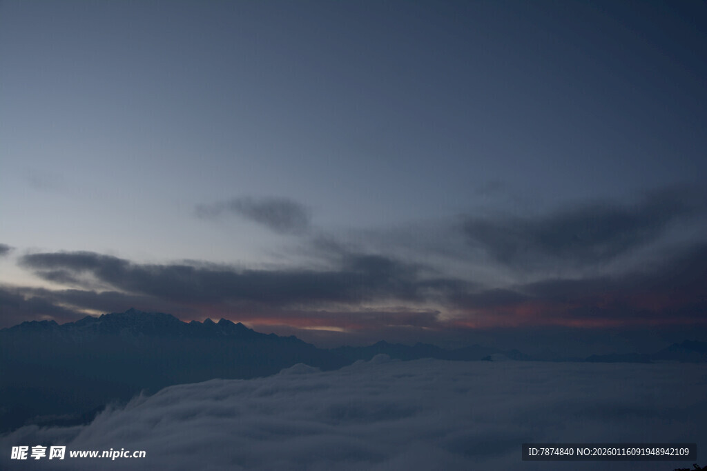 云海之上的绚烂天空