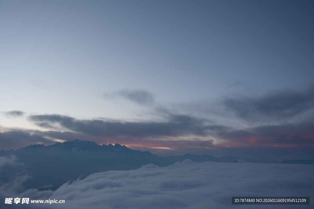 高空云海间的壮丽霞光