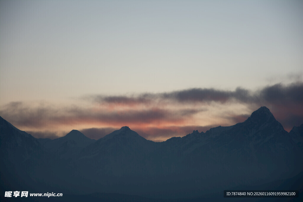 日落时分的壮丽山景