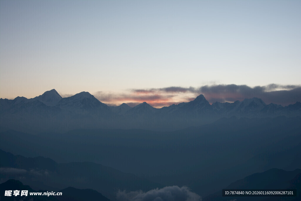 日出时分的壮丽山景