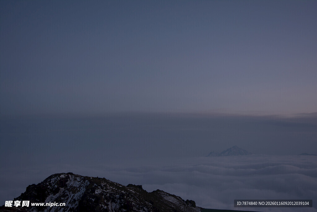 山顶云海暮色景观