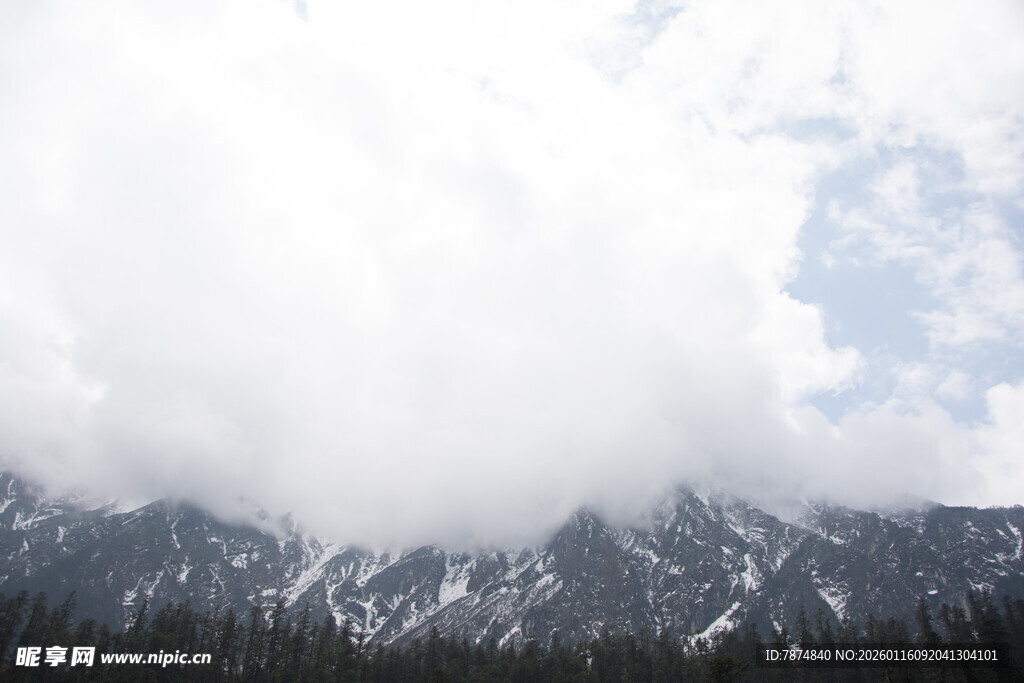 云雾缭绕的雪山美景
