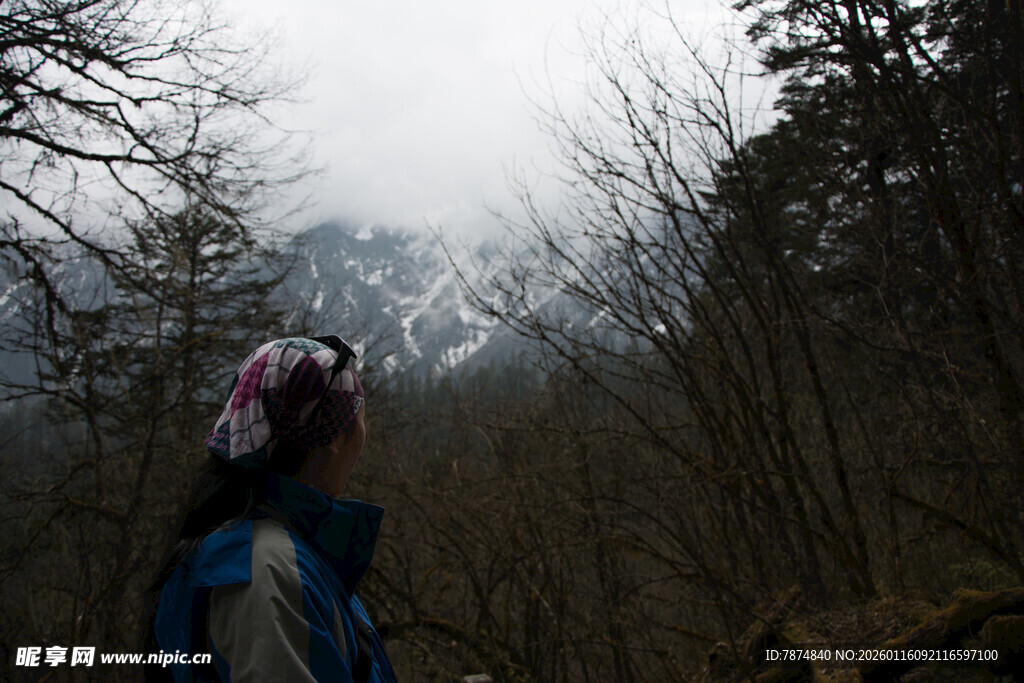 徒步者眺望山林雪景