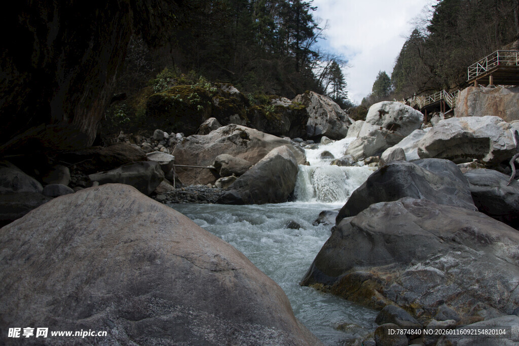 山间溪流穿石而过