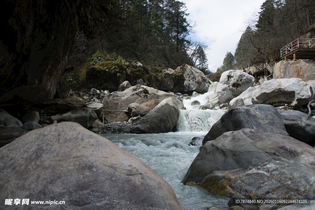 山间湍急溪流与嶙峋巨石