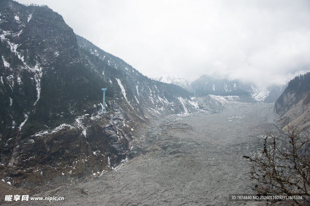 雪山下的开阔山谷景观