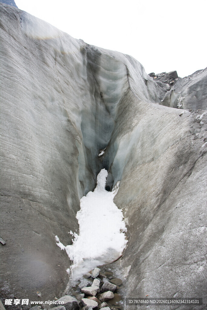 冰川中的神秘洞穴