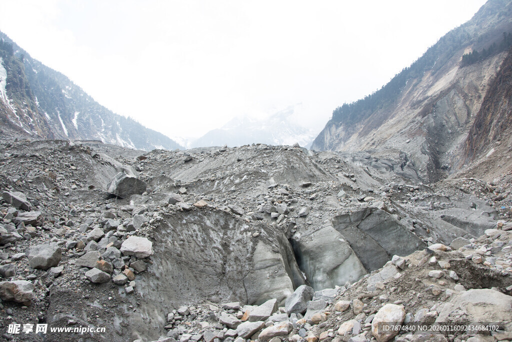 荒凉山谷中的碎石地貌