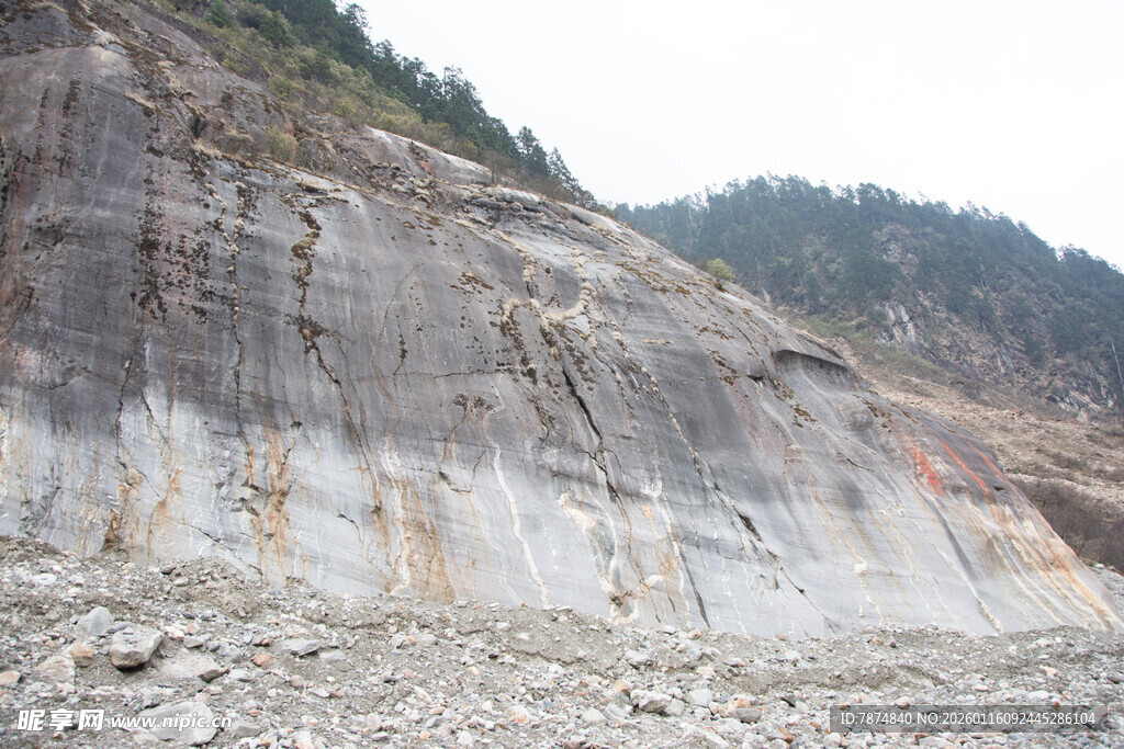 山体岩石断面景观
