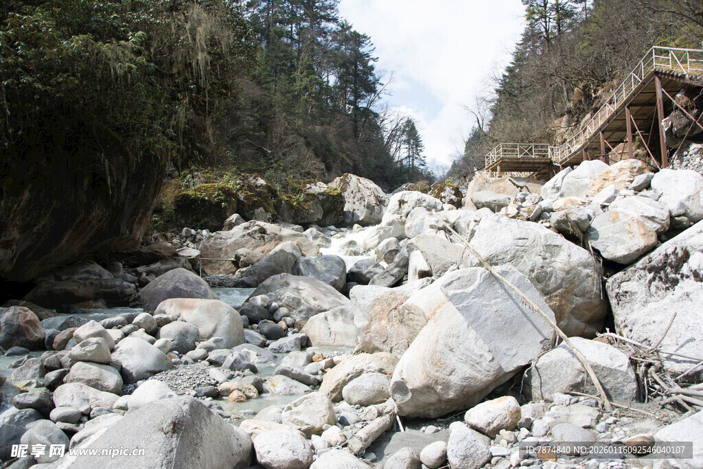 山间乱石遍布的湍急河道
