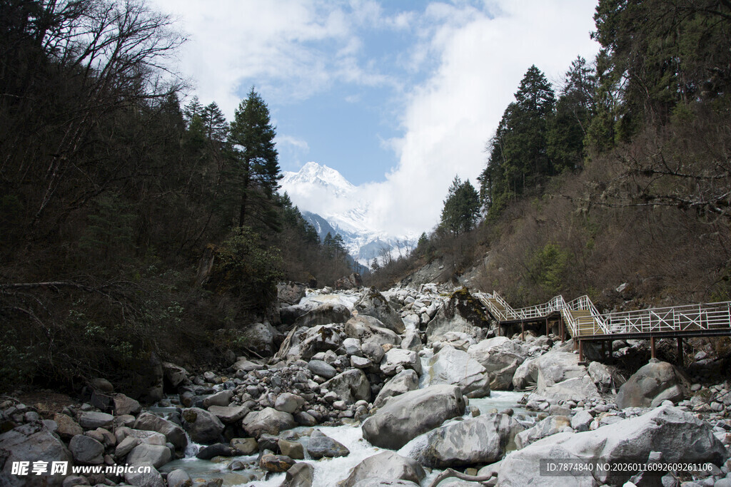 山间溪流旁的嶙峋乱石