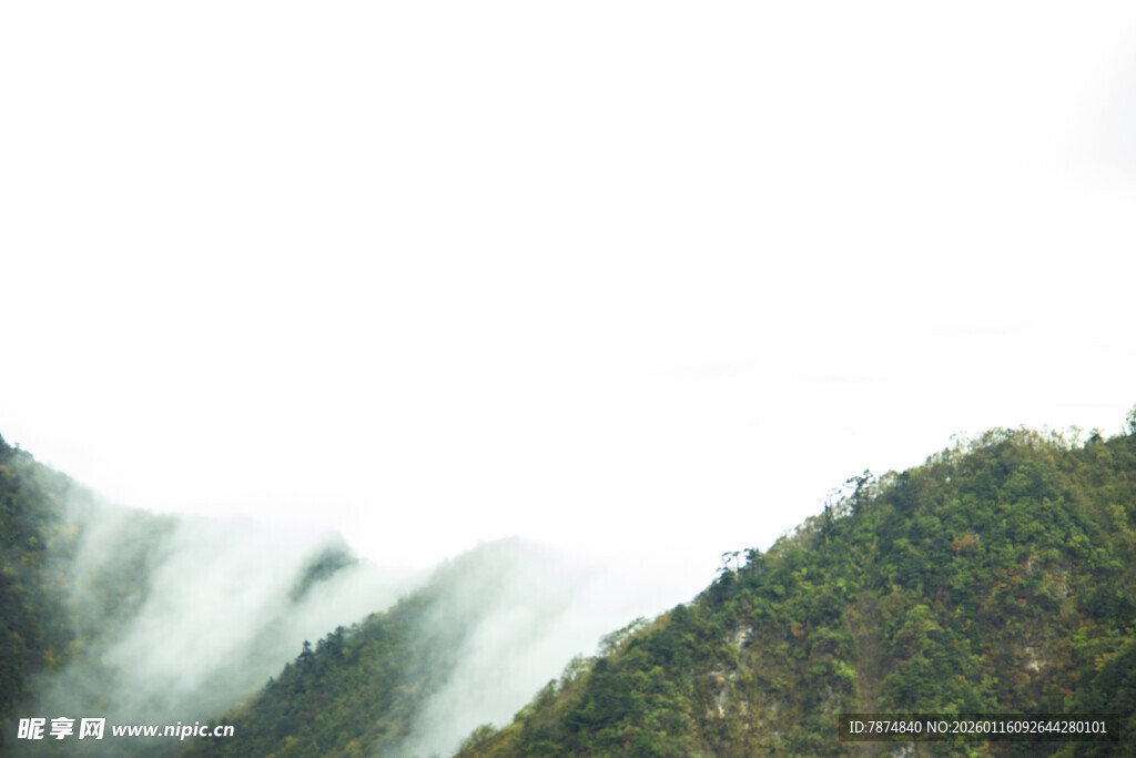 山间云雾缭绕的翠绿山峦