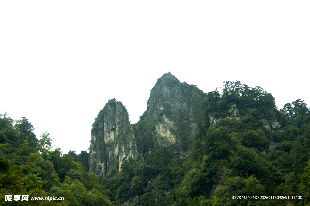 翠绿山峦间的秀丽奇峰