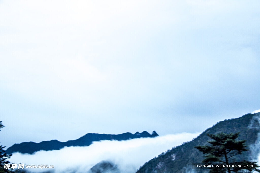 云雾缭绕的壮丽山峦