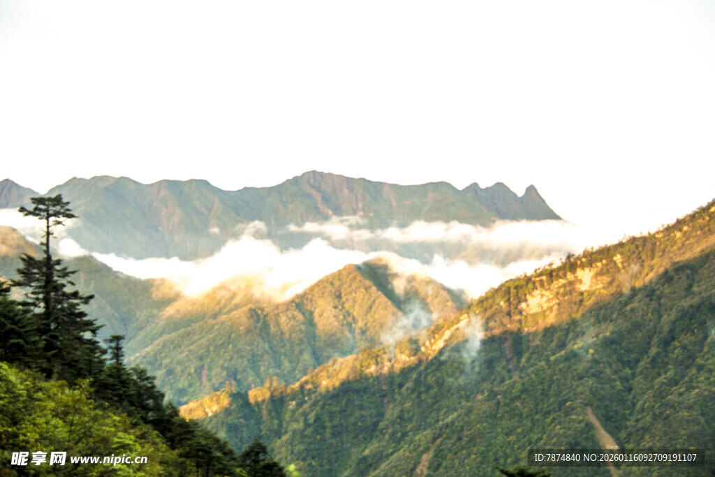 山间云海环绕壮丽美景