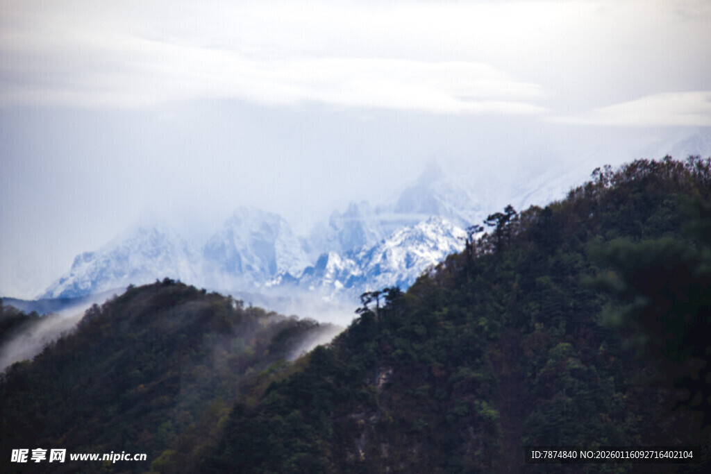 云雾缭绕的巍峨山峦